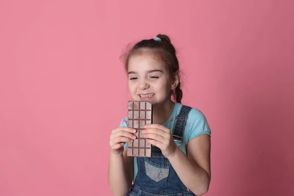 Sonriente Chica Feliz Gran Humor Alegre Comer Dulces Chocolate Sobre — Foto de Stock
