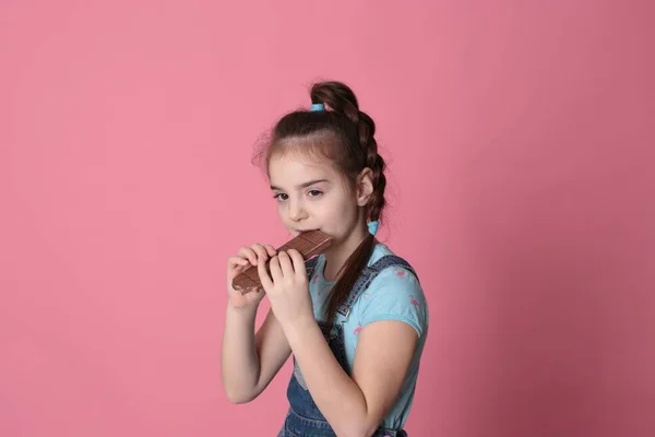 Sorrindo Menina Feliz Ótimo Humor Alegre Comendo Doces Doces Chocolate — Fotografia de Stock