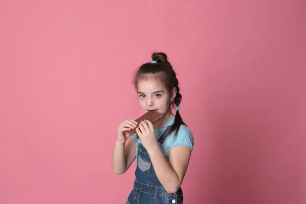 Smiling Happy Girl Great Cheerful Mood Eating Sweet Treats Chocolate — Stok fotoğraf