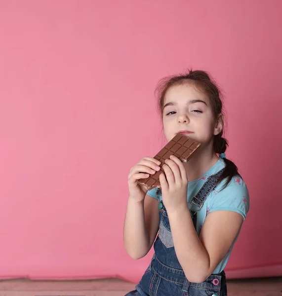 Sorrindo Menina Feliz Ótimo Humor Alegre Comendo Doces Doces Chocolate — Fotografia de Stock