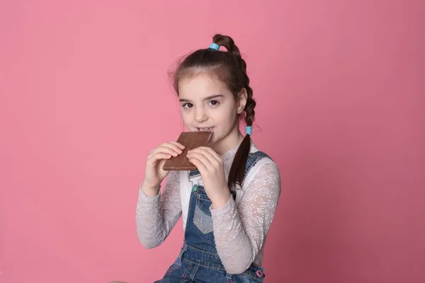 Χαμογελαστό Χαρούμενο Κορίτσι Μια Μεγάλη Χαρούμενη Διάθεση Τρώει Γλυκά Αντιμετωπίζει — Φωτογραφία Αρχείου