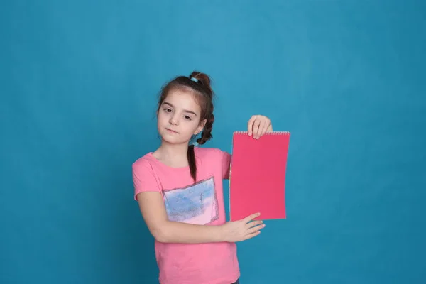 Menina Engraçada Oito Anos Idade Detém Uma Folha Papel Colorido — Fotografia de Stock