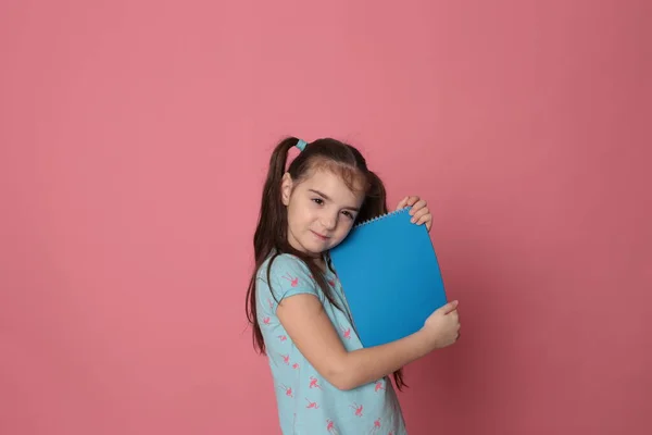 Смешная Девочка Восьми Лет Держит Цветной Лист Бумаги Свободного Места — стоковое фото