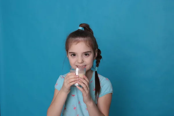 Beautiful Happy Girl Eight Years Old Drinks Warm Milk Transparent — Stockfoto