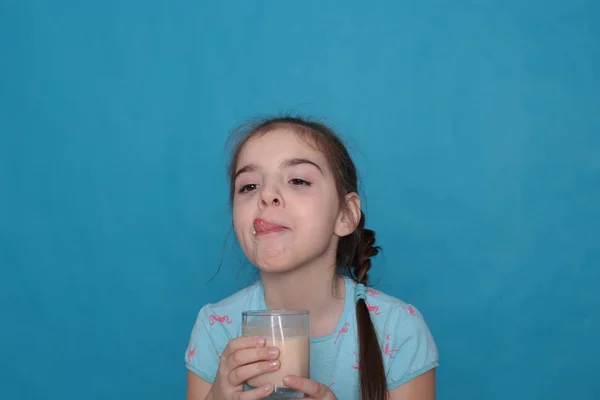 Όμορφη Ευτυχισμένη Κοπέλα Οκτώ Ετών Πίνει Ζεστό Γάλα Από Ένα — Φωτογραφία Αρχείου