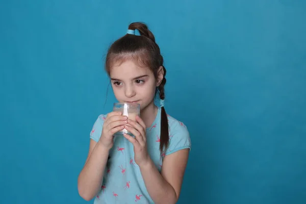Όμορφη Ευτυχισμένη Κοπέλα Οκτώ Ετών Πίνει Ζεστό Γάλα Από Ένα — Φωτογραφία Αρχείου
