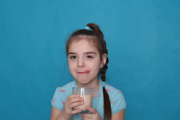 Menina Feliz Bonita Oito Anos Bebe Leite Quente Vidro Transparente — Fotografia de Stock