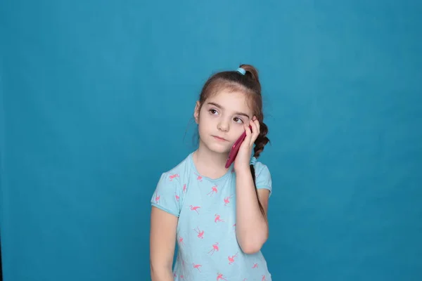 Smiling Girl Eight Years Old Holds Pink Telephone Her Hands — ストック写真