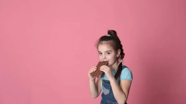 Bela Menina Feliz Oito Anos Com Cabelo Longo — Fotografia de Stock