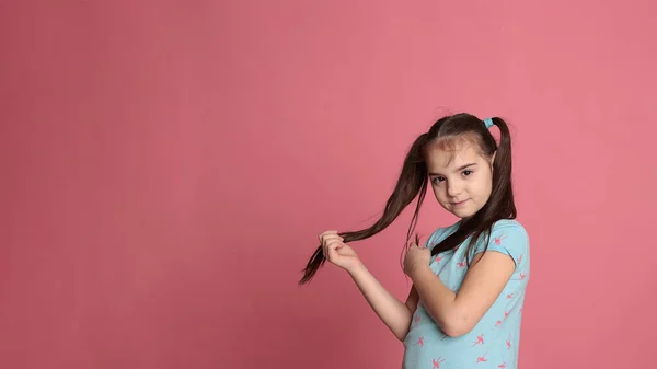 Bela Menina Feliz Oito Anos Com Cabelo Longo — Fotografia de Stock