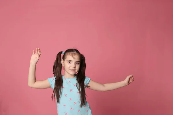 Bela Menina Feliz Oito Anos Com Cabelo Longo — Fotografia de Stock