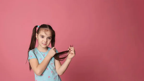 Bela Menina Feliz Oito Anos Com Cabelo Longo — Fotografia de Stock