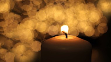  Noel ağacı oyuncağı makro fotoğraf arkaplanda boncuklar parlıyor