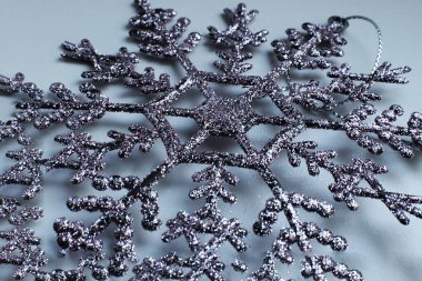  Noel ağacı oyuncağı makro fotoğraf arkaplanda boncuklar parlıyor