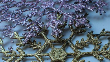  Noel ağacı oyuncağı makro fotoğraf arkaplanda boncuklar parlıyor