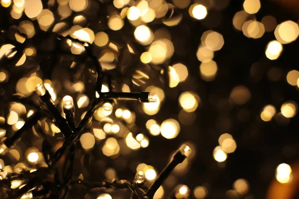 圣诞树玩具宏观照片闪亮背景珠子环绕 — 图库照片