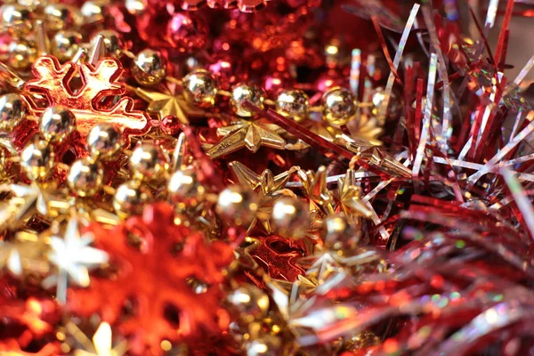Noel Ağacı Oyuncağı Makro Fotoğraf Arkaplanda Boncuklar Parlıyor — Stok fotoğraf