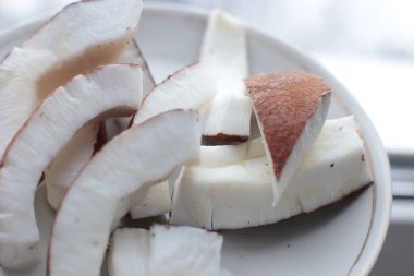 Taze hindistan cevizi dilimleri.