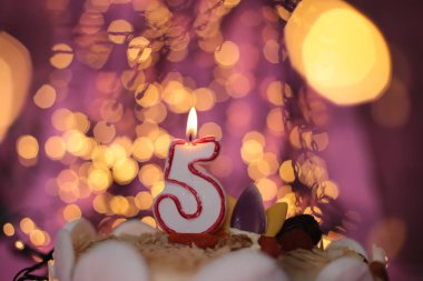 Pasta festivalinde yanan mum.