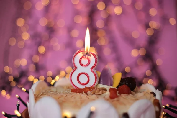 Brandende Kaars Een Taart Feestelijke Achtergrond — Stockfoto