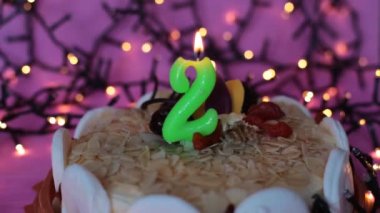 Bir pasta festivalinde yanan mum parlak bir doğum günü arkaplanı