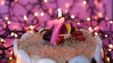 Bir pasta festivalinde yanan mum parlak bir doğum günü arkaplanı