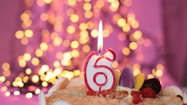 ケーキの中でろうそくを燃やすお祝い明るい誕生日の背景 — ストック動画