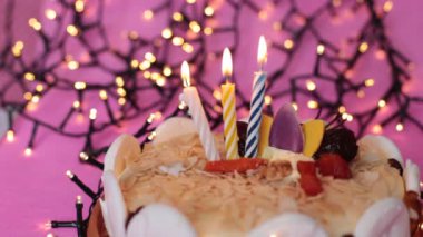 Bir pasta festivalinde yanan mum parlak bir doğum günü arkaplanı