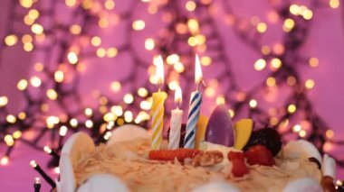 Bir pasta festivalinde yanan mum parlak bir doğum günü arkaplanı