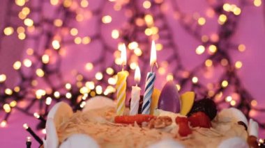 Bir pasta festivalinde yanan mum parlak bir doğum günü arkaplanı