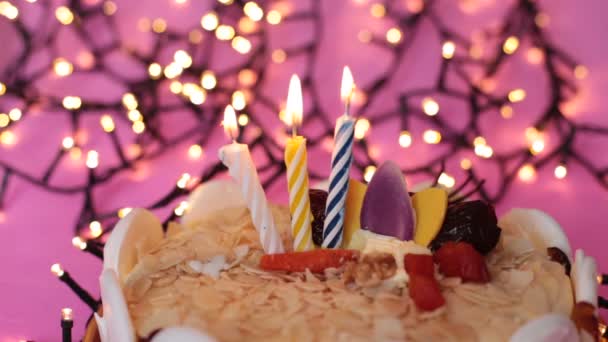 Candela Che Brucia Una Torta Festiva Sfondo Compleanno Lucente — Video Stock