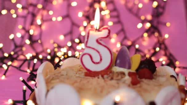 Bougie Brûlante Dans Gâteau Fête Anniversaire Lumineux Fond Rose — Video