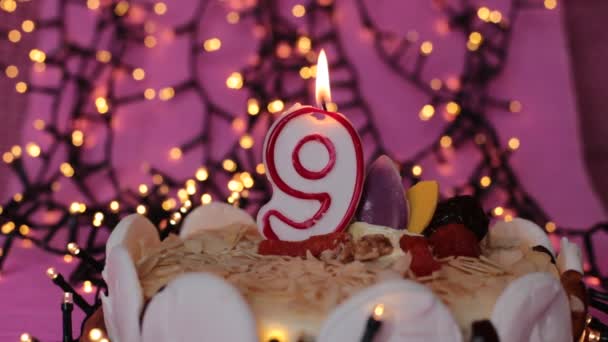 Candela Ardente Una Torta Festivo Luminoso Sfondo Compleanno Rosa — Video Stock