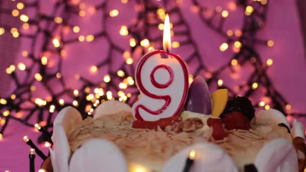 Candela Ardente Una Torta Festivo Luminoso Sfondo Compleanno Rosa — Video Stock