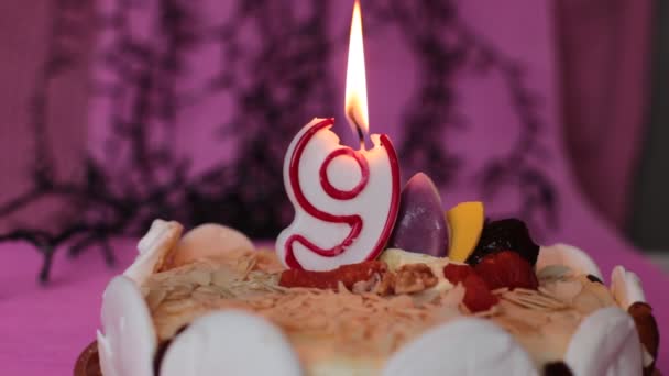 Candela Ardente Una Torta Festivo Luminoso Sfondo Compleanno Rosa — Video Stock