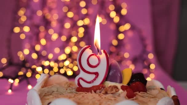 Brennende Kerze Einer Torte Festliche Helle Geburtstagskulisse Rosa — Stockvideo