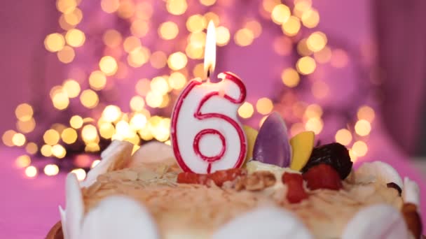 Candela Ardente Una Torta Festivo Luminoso Sfondo Compleanno Rosa — Video Stock