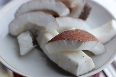 Bir vejetaryen tarafından taze hindistan cevizli organik yiyecekler.