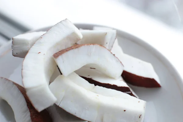 Rodajas Crudas Alimentos Orgánicos Coco Jugosos Frescos Por Vegetariano —  Fotos de Stock