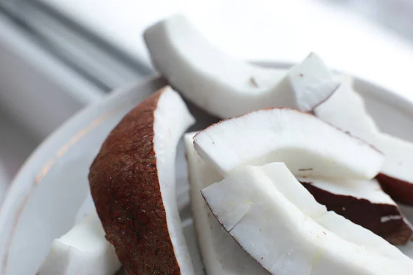 Rauwe Plakjes Verse Sappige Kokosnoot Biologisch Voedsel Door Een Vegetariër — Stockfoto