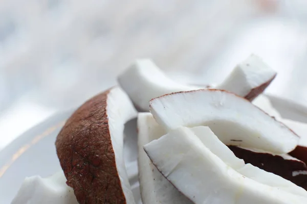 Surowe Plasterki Świeżych Soczystych Orzechów Kokosowych Żywności Ekologicznej Przez Wegetarianina — Zdjęcie stockowe