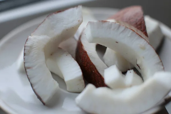 Syrové Plátky Čerstvého Šťavnatého Kokosového Organického Jídla Vegetariána — Stock fotografie