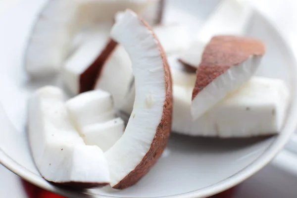 Rohe Scheiben Frischer Saftiger Kokosnuss Bioprodukte Von Einem Vegetarier — Stockfoto
