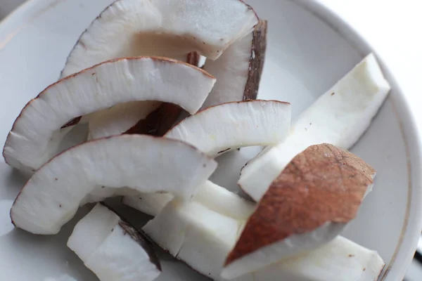 Rauwe Plakjes Verse Sappige Kokosnoot Biologisch Voedsel Door Een Vegetariër — Stockfoto