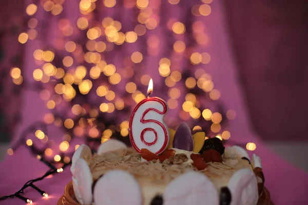 Égő Közeli Gyertya Egy Torta Ünnepi Fényes Rózsaszín Háttér Születésnap — Stock Fotó