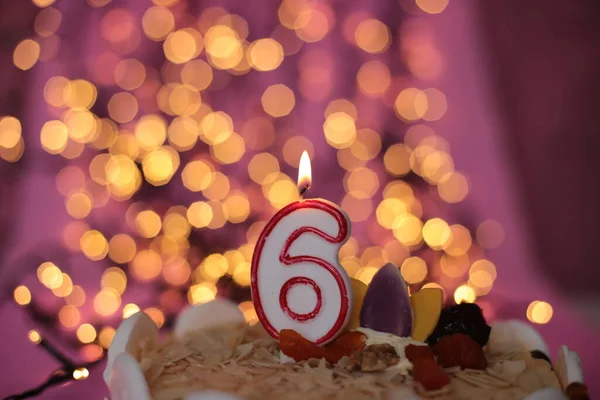 Brandende Close Kaars Een Taart Feestelijke Helder Roze Achtergrond Verjaardag — Stockfoto