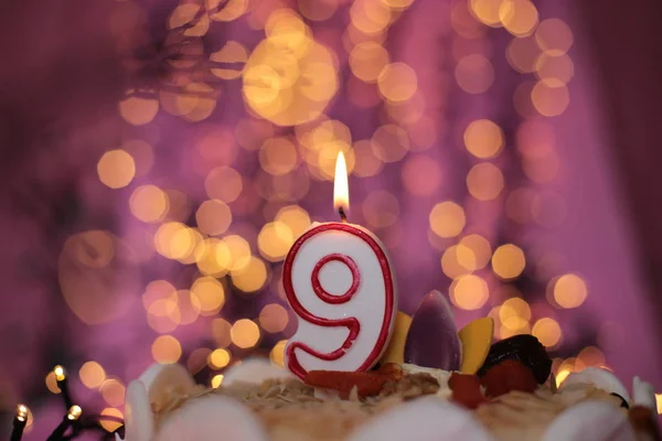 Brandende Close Kaars Een Taart Feestelijke Helder Roze Achtergrond Verjaardag — Stockfoto