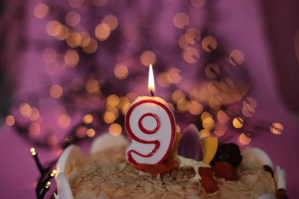 Καίγοντας Κοντινό Κερί Μια Τούρτα Εορταστική Φωτεινό Ροζ Φόντο Γενέθλια — Φωτογραφία Αρχείου
