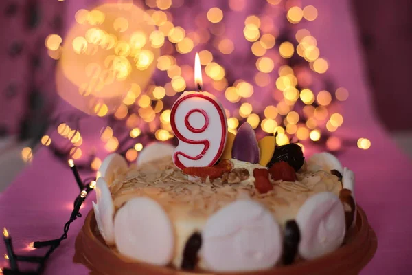 Égő Közeli Gyertya Egy Torta Ünnepi Fényes Rózsaszín Háttér Születésnap — Stock Fotó