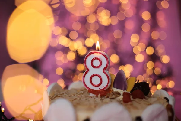 Queimando Vela Close Aniversário Fundo Rosa Brilhante Festivo Bolo — Fotografia de Stock